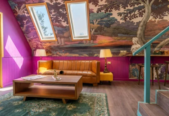 Are Wallpaper Designs Still Trending and Hot